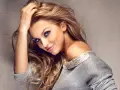 Blondynka z falowanymi włosami, inspiracja na modne fryzury 2026 damskie.