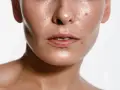 Błyszcząca skóra z widocznymi porami i piegami. Nadmiar sebum może być spowodowany czynnikami genetycznymi lub hormonalnymi.