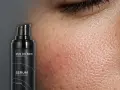 Czarny flakon serum z witaminą C, obok zbliżenia na skórę z widocznymi porami. Idealne do porannej rutyny pielęgnacyjnej.