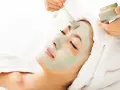 Delikatna maska nakładana pędzlem na twarz. Tak działa peeling enzymatyczny, odnawiając skórę.