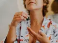 Kobieta aplikuje serum z pipetki na dłoń. Czy peptydy są bezpieczne? To pytanie nurtuje wiele osób dbających o cerę.