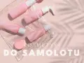 Różowe buteleczki i pojemniki na kosmetyki do samolotu w przezroczystej kosmetyczce. Idealne na podróż!