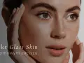 Efekt Glass Skin w domowym zaciszu. Delikatne dłonie na twarzy podkreślają gładkość skóry po głębokim oczyszczaniu.
