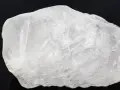 Surowy ałun, biały minerał o krystalicznej strukturze, często używany w kosmetyce.