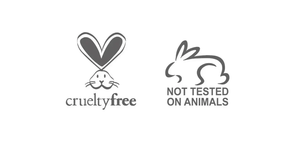 Dwa logotypy symbolizujące brak testowania kosmetyków na zwierzętach. Jeden z nich to królik z sercem zamiast uszu i napisem "crueltyfree". Drugi to królik z napisem "NOT TESTED ON ANIMALS".