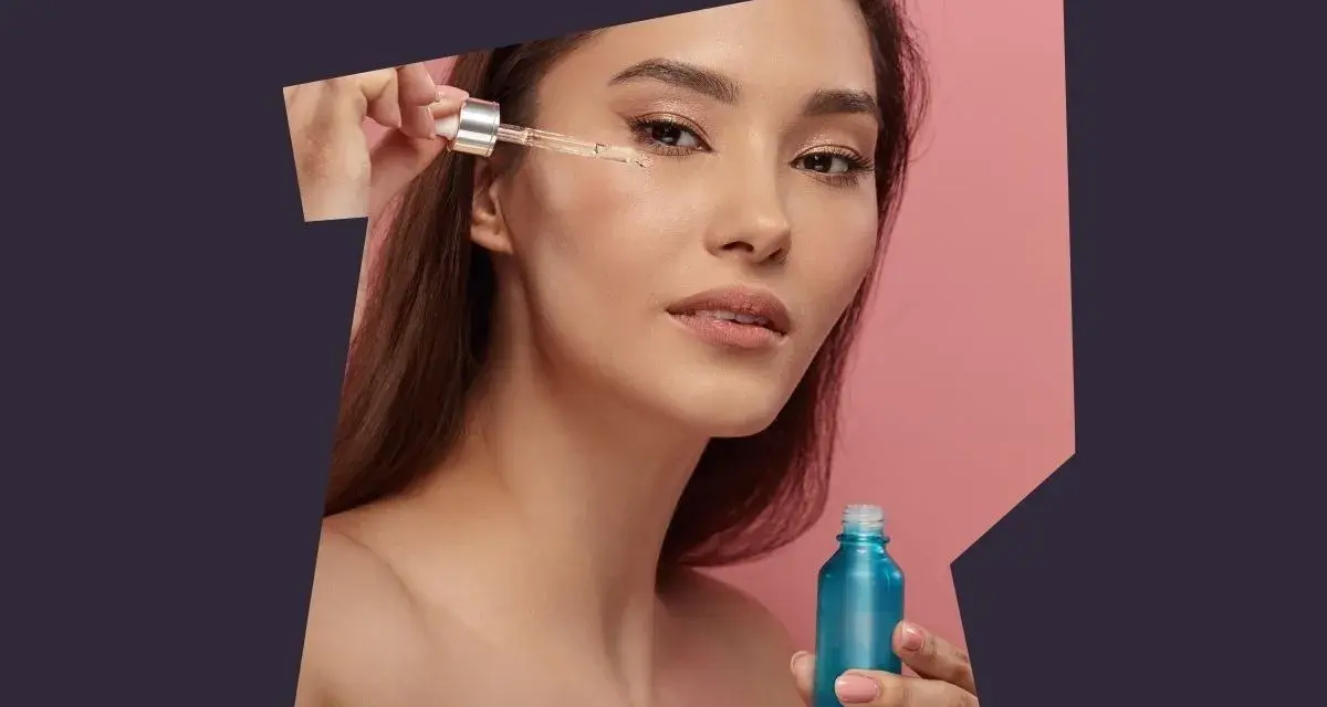 Kobieta aplikuje serum na twarz. Pamiętaj, z czym nie łączyć retinolu, by uniknąć podrażnień.