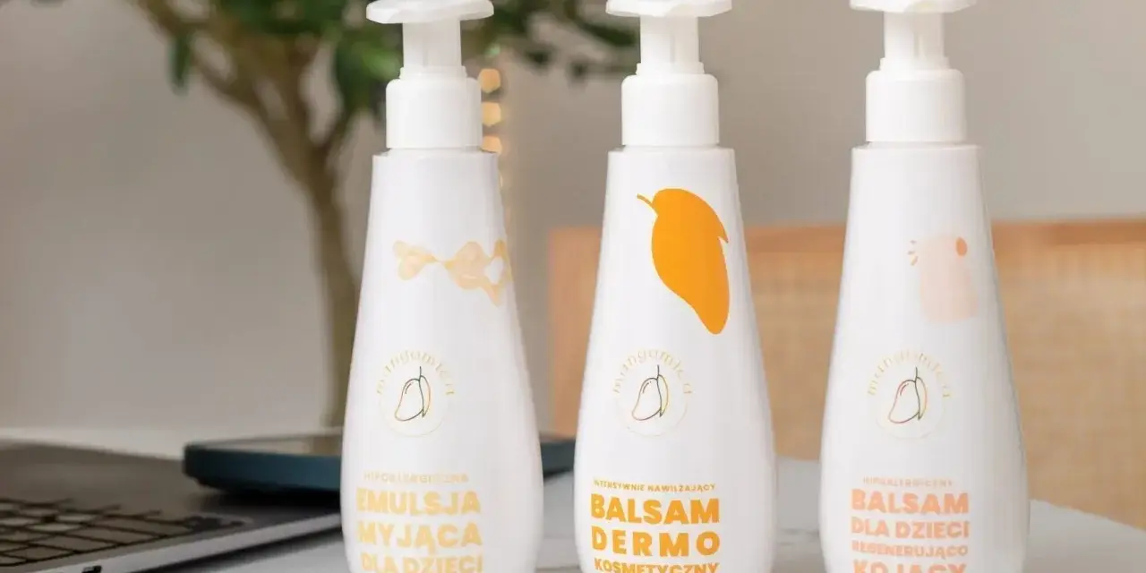 Emolienty co to? Trzy białe butelki z pompką: emulsja myjąca, balsam dermo i balsam dla dzieci. Idealne do pielęgnacji delikatnej skóry.