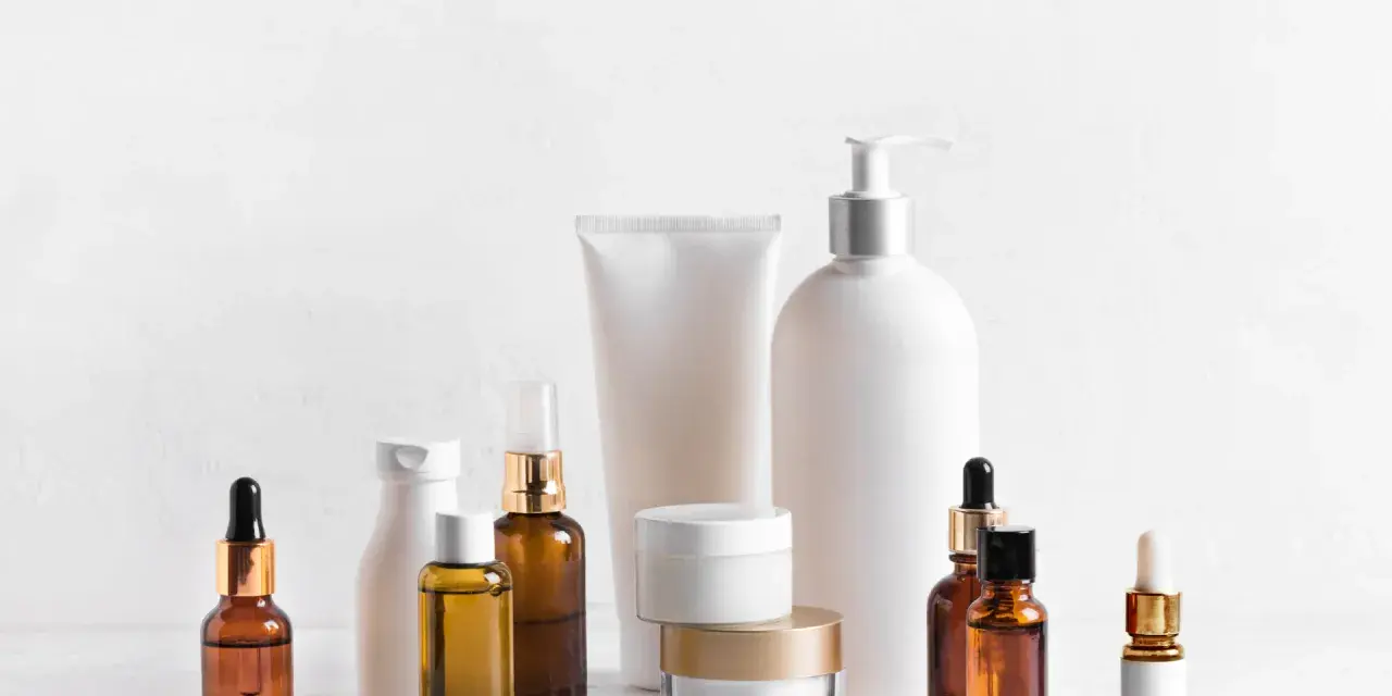 Kremy i serum w buteleczkach. Zastanawiasz się, czy kwas salicylowy można łączyć z witaminą C?