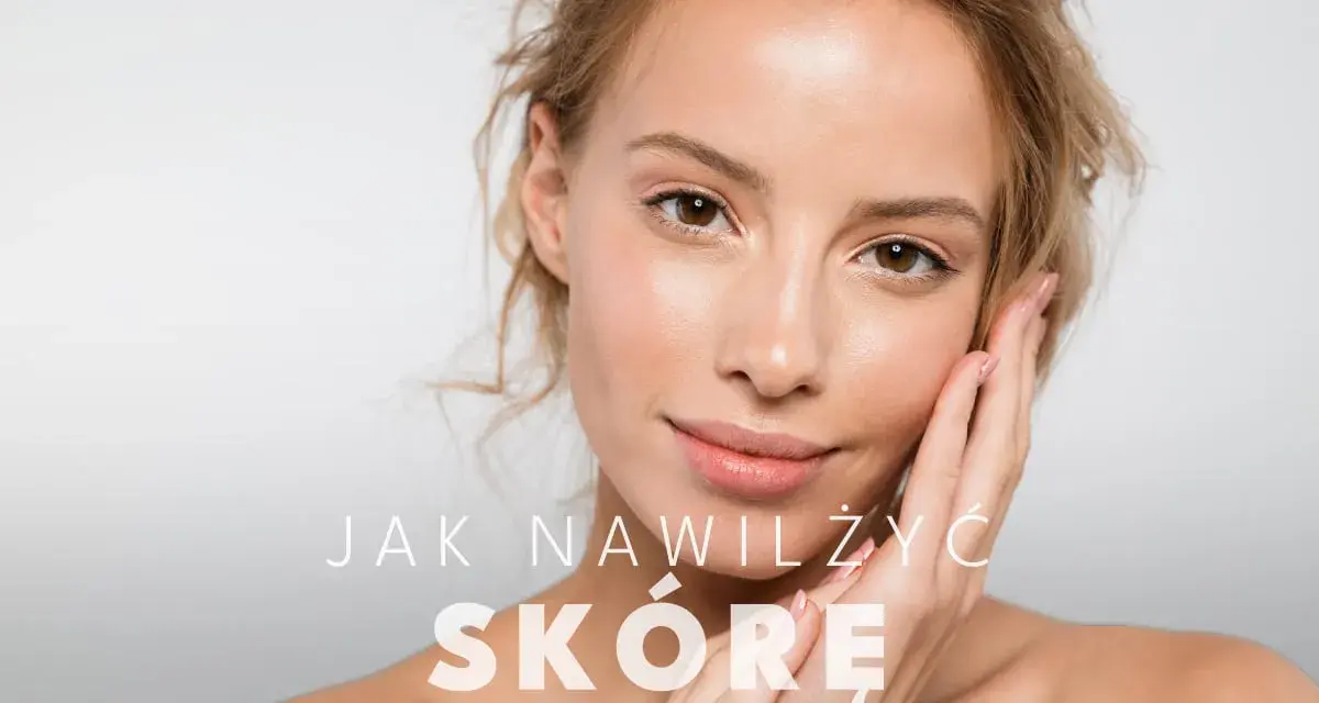 Kobieta z delikatnym uśmiechem, dotykająca policzka. Tekst "Jak nawilżyć skórę" sugeruje porady dotyczące pielęgnacji.