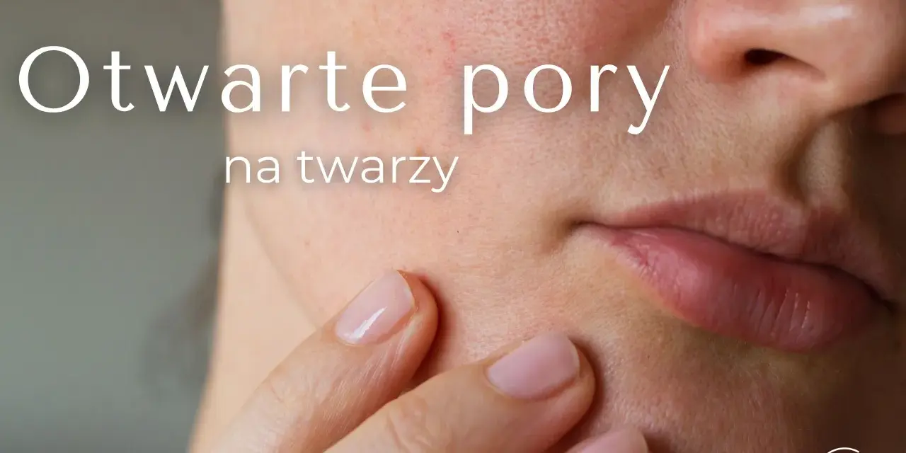 Zbliżenie na skórę twarzy z widocznymi, otwartymi porami. Dłoń delikatnie dotyka policzka, podkreślając teksturę skóry.