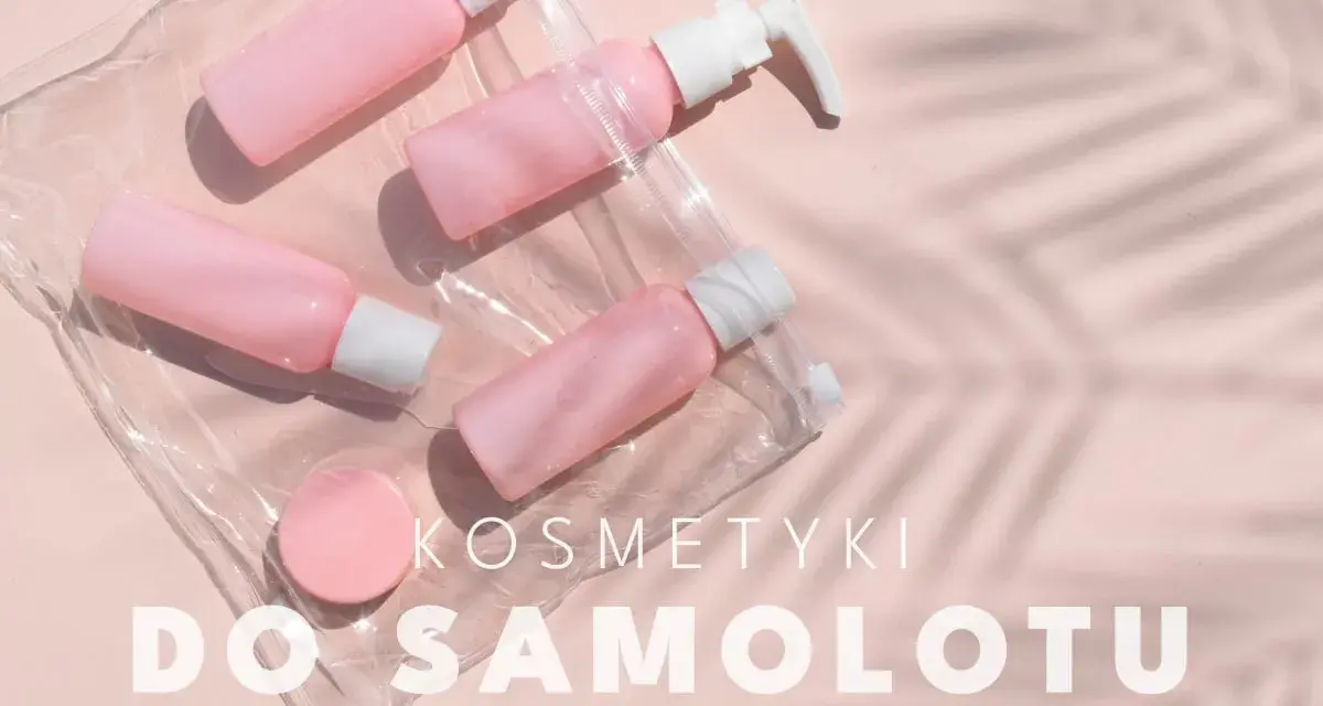 Różowe buteleczki i pojemniki na kosmetyki do samolotu w przezroczystej kosmetyczce. Idealne na podróż!