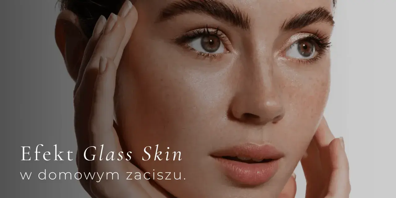 Efekt Glass Skin w domowym zaciszu. Delikatne dłonie na twarzy podkreślają gładkość skóry po głębokim oczyszczaniu.