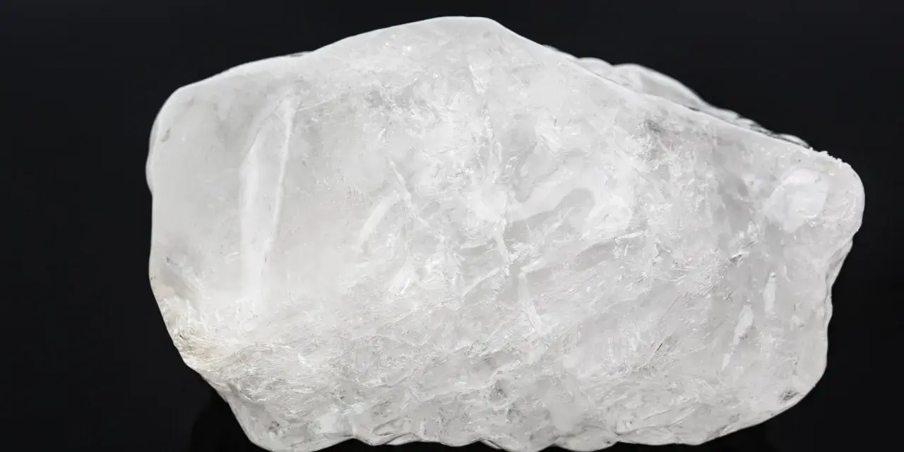 Surowy ałun, biały minerał o krystalicznej strukturze, często używany w kosmetyce.
