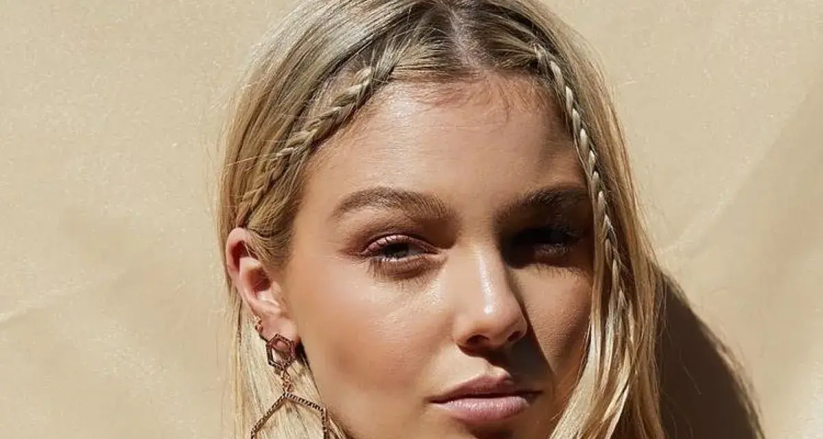 Dziewczyna z blond włosami, warkocz z grzywki krótkie włosy, ozdobne kolczyki.