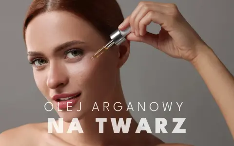 Kobieta aplikuje kroplę olejku arganowego na twarz. Delikatna pielęgnacja dla promiennej cery.