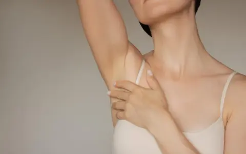 Delikatna skóra pod pachami, gładka dzięki działaniu kwasu glikolowego.