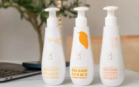 Emolienty co to? Trzy białe butelki z pompką: emulsja myjąca, balsam dermo i balsam dla dzieci. Idealne do pielęgnacji delikatnej skóry.