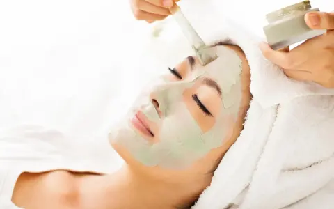 Delikatna maska nakładana pędzlem na twarz. Tak działa peeling enzymatyczny, odnawiając skórę.