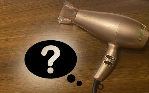 Złota suszarka BaByliss i znak zapytania. Czy suszarka niszczy włosy?
