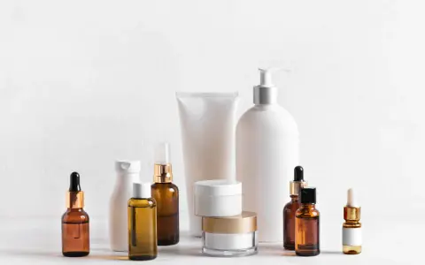 Kremy i serum w buteleczkach. Zastanawiasz się, czy kwas salicylowy można łączyć z witaminą C?