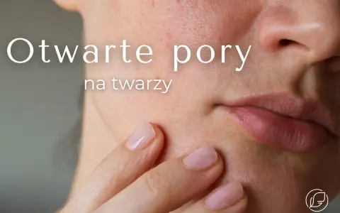 Zbliżenie na skórę twarzy z widocznymi, otwartymi porami. Dłoń delikatnie dotyka policzka, podkreślając teksturę skóry.