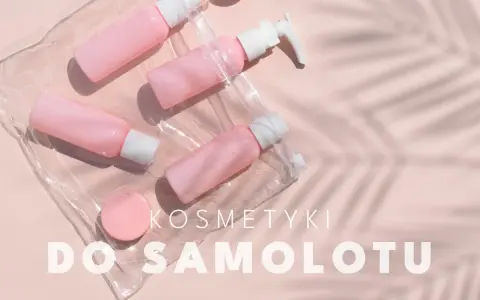 Różowe buteleczki i pojemniki na kosmetyki do samolotu w przezroczystej kosmetyczce. Idealne na podróż!