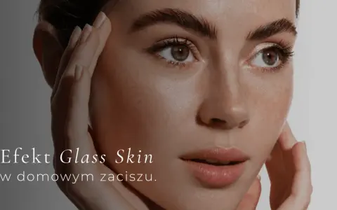 Efekt Glass Skin w domowym zaciszu. Delikatne dłonie na twarzy podkreślają gładkość skóry po głębokim oczyszczaniu.