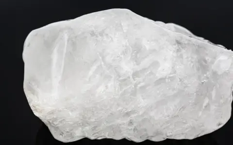 Surowy ałun, biały minerał o krystalicznej strukturze, często używany w kosmetyce.