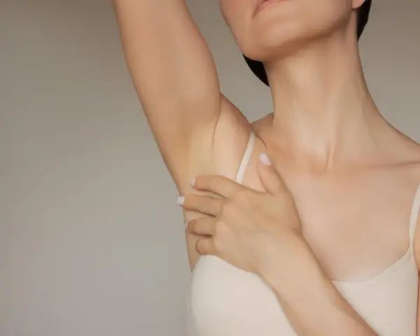 Delikatna skóra pod pachami, gładka dzięki działaniu kwasu glikolowego.