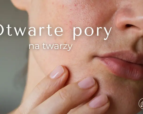 Zbliżenie na skórę twarzy z widocznymi, otwartymi porami. Dłoń delikatnie dotyka policzka, podkreślając teksturę skóry.