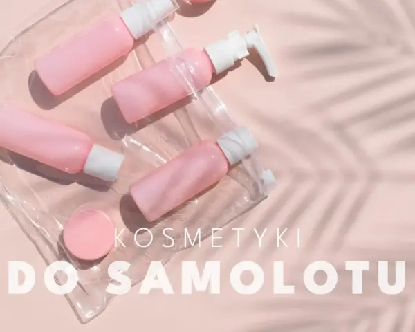 Różowe buteleczki i pojemniki na kosmetyki do samolotu w przezroczystej kosmetyczce. Idealne na podróż!