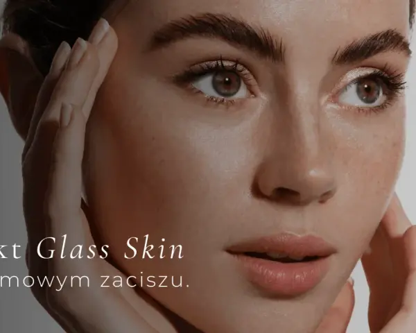 Efekt Glass Skin w domowym zaciszu. Delikatne dłonie na twarzy podkreślają gładkość skóry po głębokim oczyszczaniu.