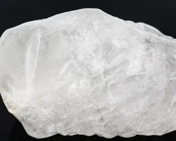 Surowy ałun, biały minerał o krystalicznej strukturze, często używany w kosmetyce.