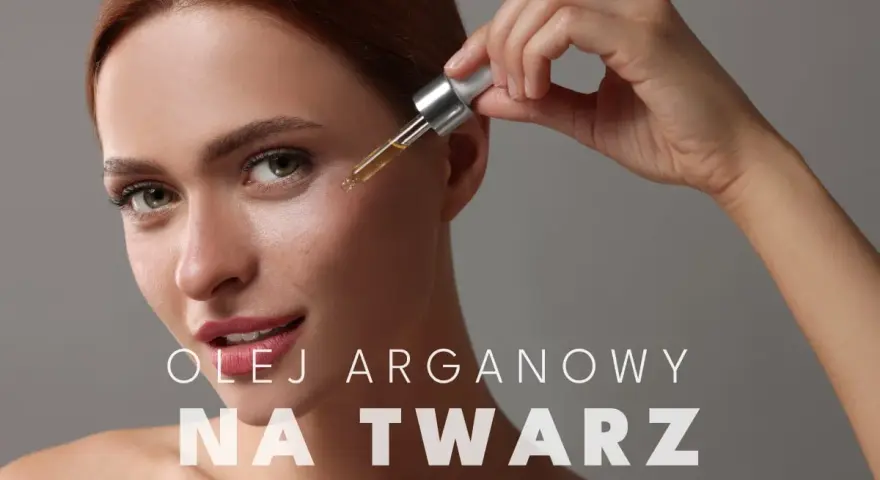 Kobieta aplikuje kroplę olejku arganowego na twarz. Delikatna pielęgnacja dla promiennej cery.