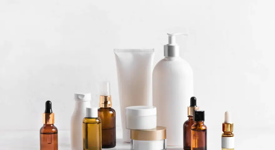 Kremy i serum w buteleczkach. Zastanawiasz się, czy kwas salicylowy można łączyć z witaminą C?
