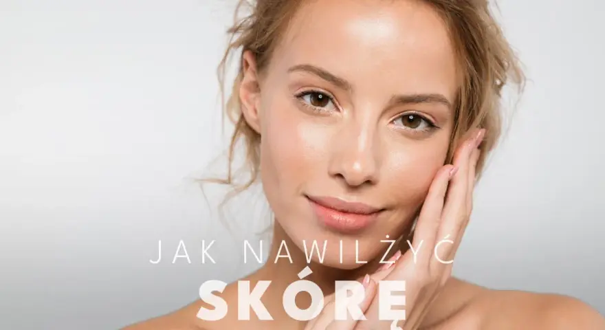 Kobieta z delikatnym uśmiechem, dotykająca policzka. Tekst "Jak nawilżyć skórę" sugeruje porady dotyczące pielęgnacji.