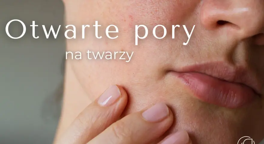 Zbliżenie na skórę twarzy z widocznymi, otwartymi porami. Dłoń delikatnie dotyka policzka, podkreślając teksturę skóry.