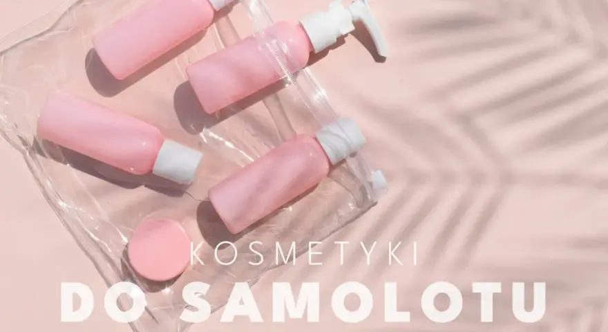 Różowe buteleczki i pojemniki na kosmetyki do samolotu w przezroczystej kosmetyczce. Idealne na podróż!