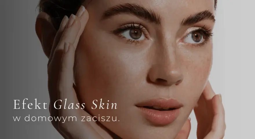 Efekt Glass Skin w domowym zaciszu. Delikatne dłonie na twarzy podkreślają gładkość skóry po głębokim oczyszczaniu.