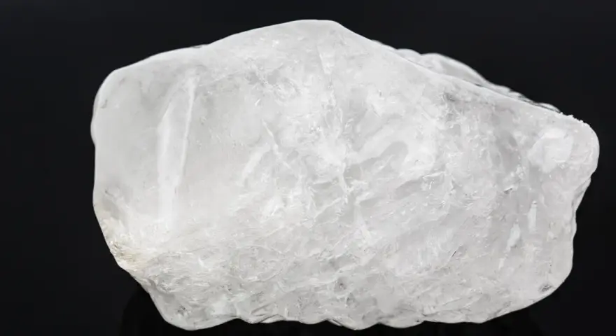 Surowy ałun, biały minerał o krystalicznej strukturze, często używany w kosmetyce.