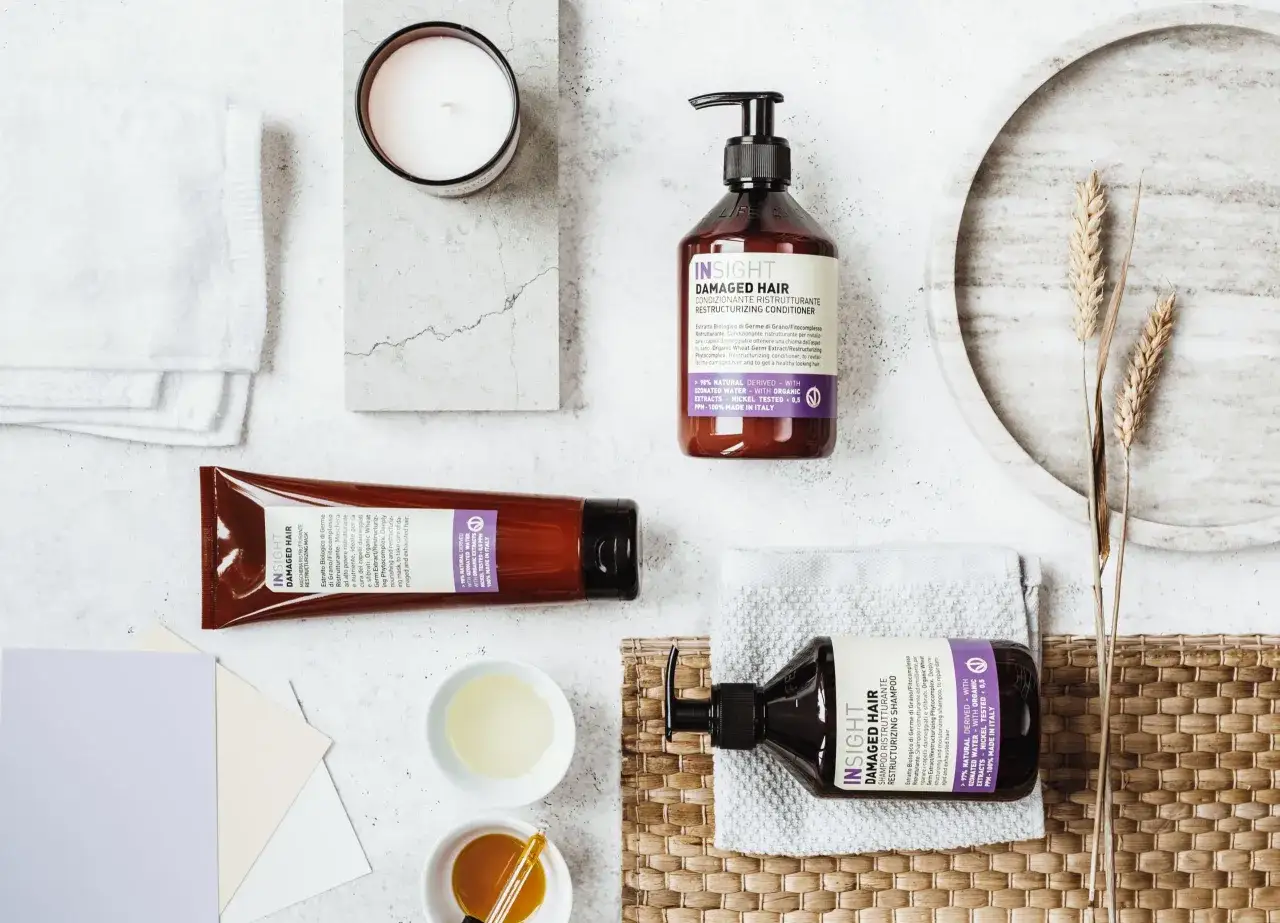 Jak nawilżyć bardzo suche włosy? Zestaw Insight Damaged Hair z odżywką i maską, by przywr&oacute;cić im blask.