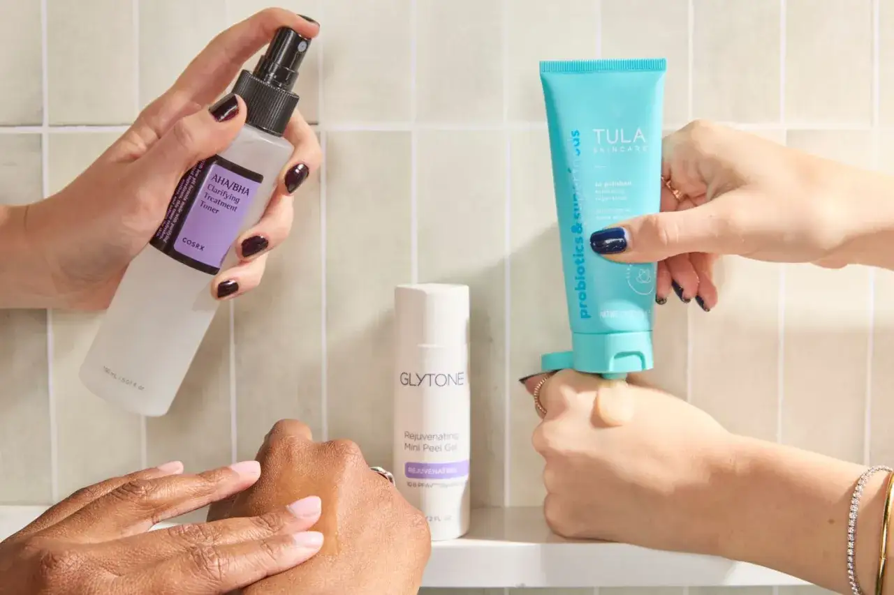 Różne produkty do pielęgnacji skóry, w tym tonik AHA/BHA, żel do peelingu i peeling cukrowy, pokazują, jak zrobić peeling.