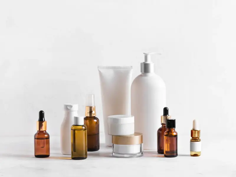 Kremy i serum w buteleczkach. Zastanawiasz się, czy kwas salicylowy można łączyć z witaminą C?